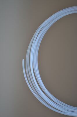 Хорошая цена Кажущаяся плотность 1,26–1,38 г/см³ ПолиТетраФторЭтилен идеально подходит для производства прокладок, клапанов и уплотнений в агрессивных химических средах онлайн